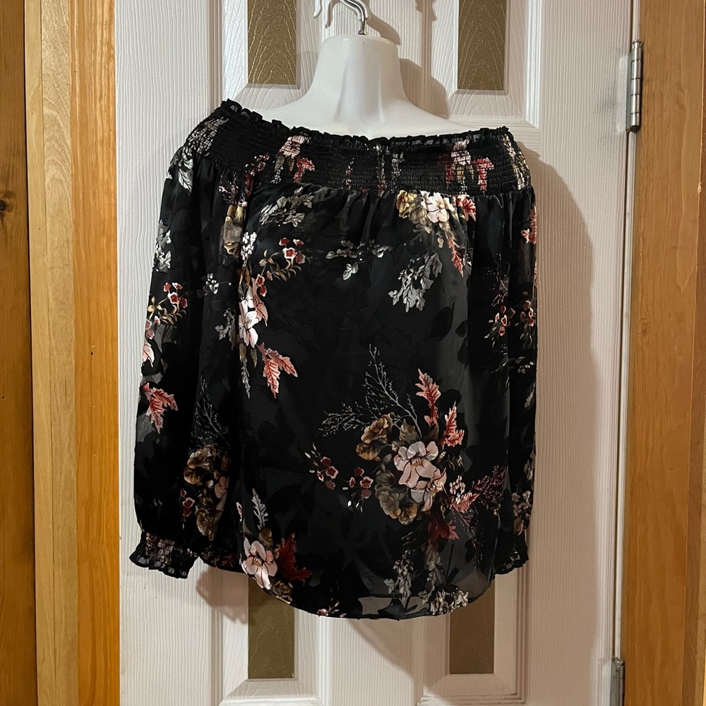 White House Black Market Silk Top NWT XS
Sassy Top